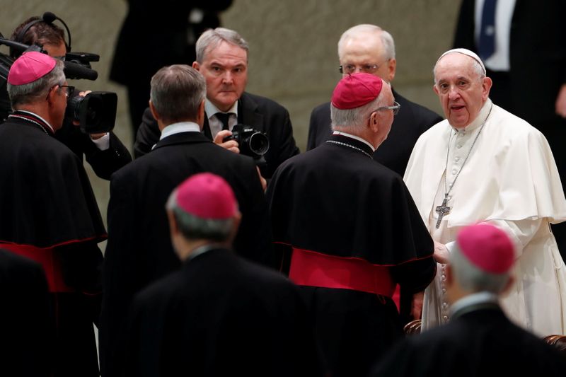 &copy; Reuters. Pope Francis greets bishops during the weekly general audience in the Paul VI Hall, at the Vatican, October 6, 2021. REUTERS/Yara Nardi
