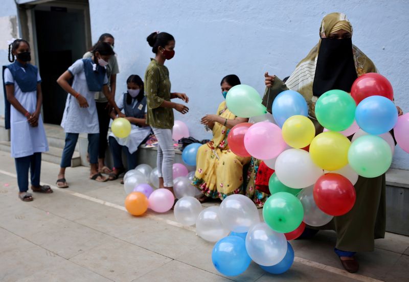 © Reuters. FILE PHOTO: Students and teachers prepare to decorate a school following the reopening after over a year due to the coronavirus disease (COVID-19) pandemic in Mumbai, India, October 4, 2021. REUTERS/Francis Mascarenhas/File Photo