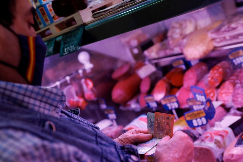 &copy; Reuters. FILE PHOTO: A man wearing a face mask shops at a market in Madrid, Spain, May 31, 2021. REUTERS/Susana Vera