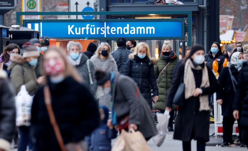 © Reuters. أشخاص يضعون كمامات في شارع تسوق في برلين بصورة من أرشيف رويترز.