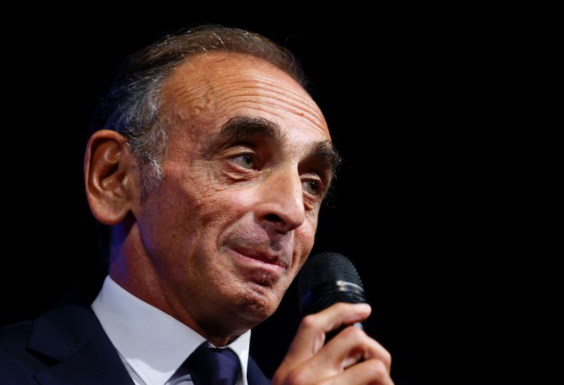 &copy; Reuters. FILE PHOTO: Far-right French commentator Eric Zemmour attends a meeting for the promotion of his new book "La France n'a pas dit son dernier mot" (France has not yet said its last word) in Nice, France, September 18, 2021. REUTERS/Eric Gaillard