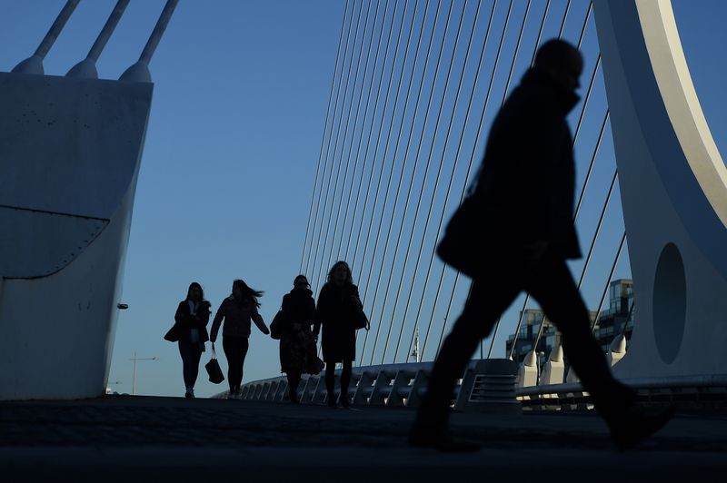 &copy; Reuters. FILE PHOTO: Commuters make their way into work in the morning in the financial district of Dublin, Ireland October 18, 2018. REUTERS/Clodagh Kilcoyne