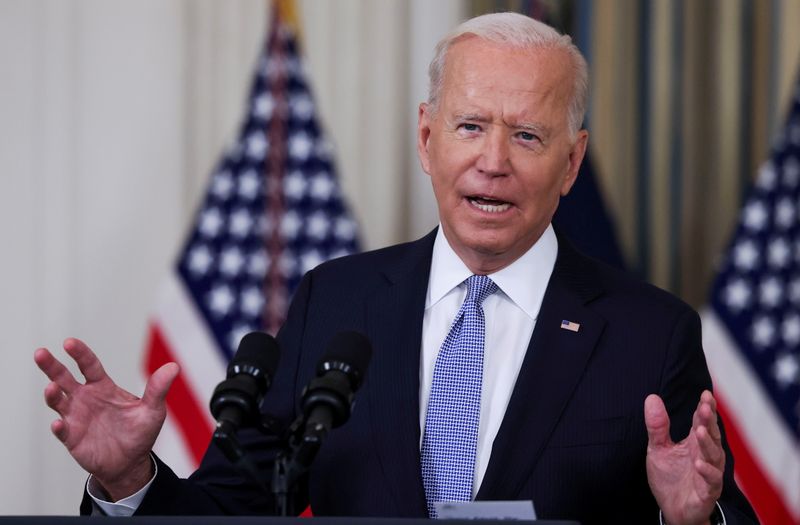 &copy; Reuters. FILE PHOTO: U.S. President Joe Biden responds to a question from a reporter after speaking about coronavirus disease (COVID-19) vaccines and booster shots in the State Dining Room at the White House in Washington, U.S., September 24, 2021. REUTERS/Evelyn 