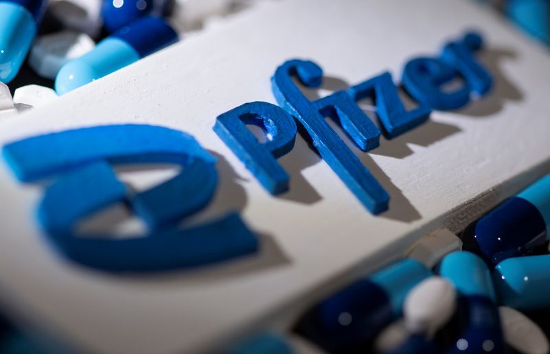 &copy; Reuters. A 3D printed Pfizer logo is placed near medicines from the same manufacturer in this illustration taken September 29, 2021. REUTERS/Dado Ruvic/Illustration
