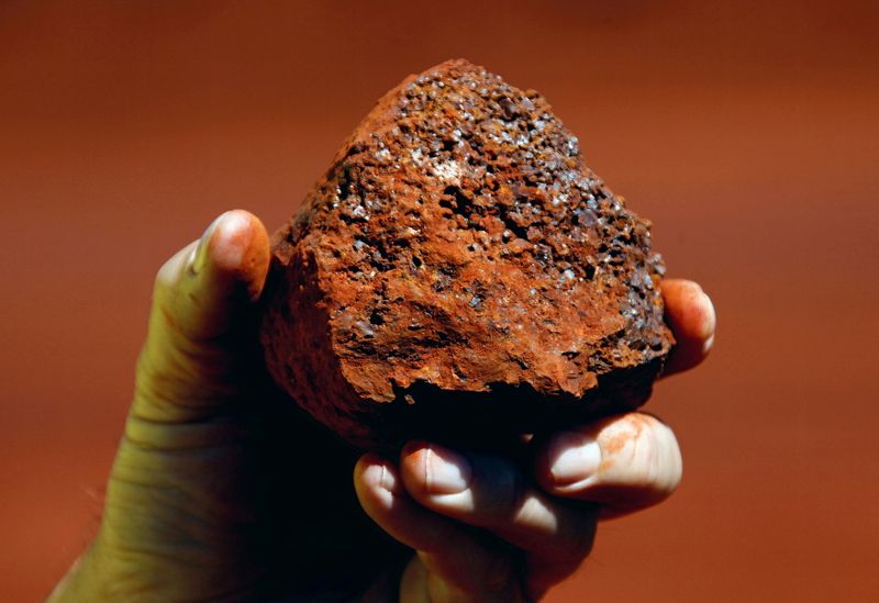© Reuters. Minerador segura amostra de minério de ferro
02/12/2013
REUTERS/David Gray