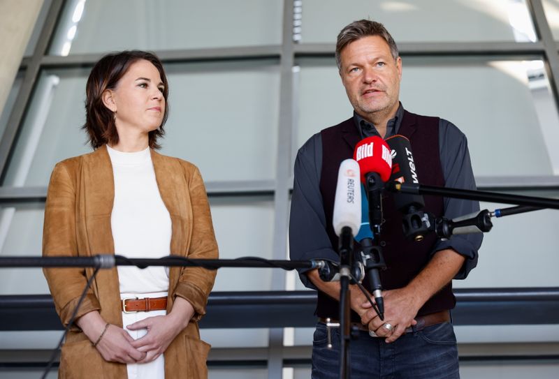 &copy; Reuters. Líderes dos Verdes alemães Annalena Baerbock e Robert Habeck durante pronunciamento em Berlim
06/10/2021 REUTERS/Michele Tantussi