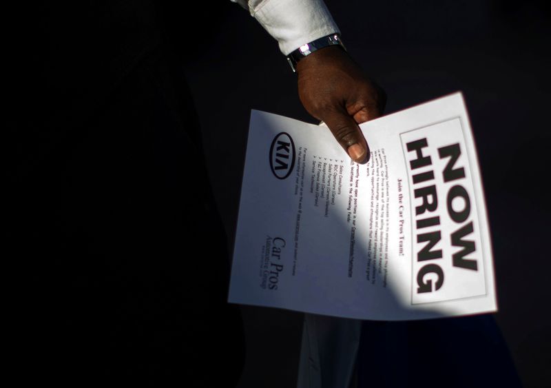 © Reuters. Homem segura panfleto com vaga de emprego em feira de trabalho na California, EUA
03/10/2014
REUTERS/Lucy Nicholson