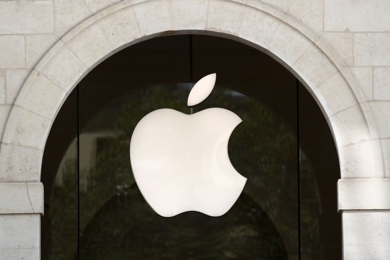 &copy; Reuters. An Apple logo is pictured in an Apple store in Paris, France September 17, 2021. REUTERS/Gonzalo Fuentes