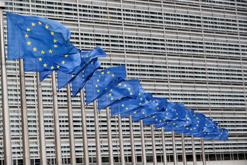 &copy; Reuters. Las banderas de la Unión Europea ondean frente a la sede de la Comisión de la UE en Bruselas