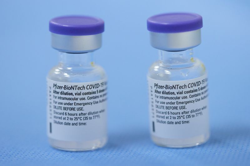 &copy; Reuters. Frascos da vacina Pfizer-BioNTech contra Covid-19 em Genebra
03/02/2021 REUTERS/Denis Balibouse