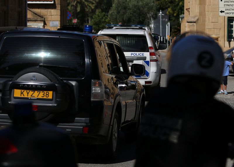 &copy; Reuters. مركبات تابعة للشرطة لدى وصولها إلى محكمة في نيقوسيا يوم الاربعاء. تصوير: يانيس كورتوجلو - رويترز. 