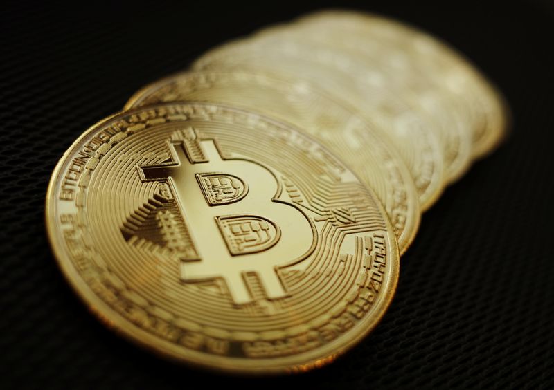 &copy; Reuters. FILE PHOTO: Representations of the Bitcoin cryptocurrency are seen in this illustration picture taken June 7, 2021.   REUTERS/Edgar Su/Illustration