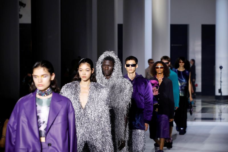 &copy; Reuters. Imagen de archivo de modelos presentando una creación del diseñador Bruno Sialelli como parte de su colección prêt-à-porter primavera verano 2022 para mujeres en un show de la casa de modas Lanvin durante la Semana de la Moda de París, en París, Fr