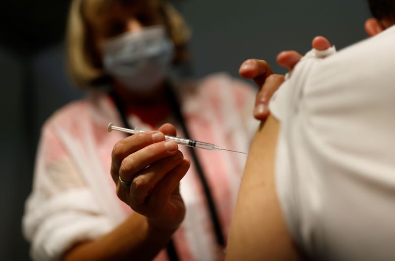 &copy; Reuters. La Haute Autorité de santé (HAS) a recommandé mercredi d'élargir la cible des bénéficiaires de la campagne de rappel vaccinal anti-COVID-19 en France, préconisant désormais une telle injection pour les professionnels qui prennent en charge ou acco