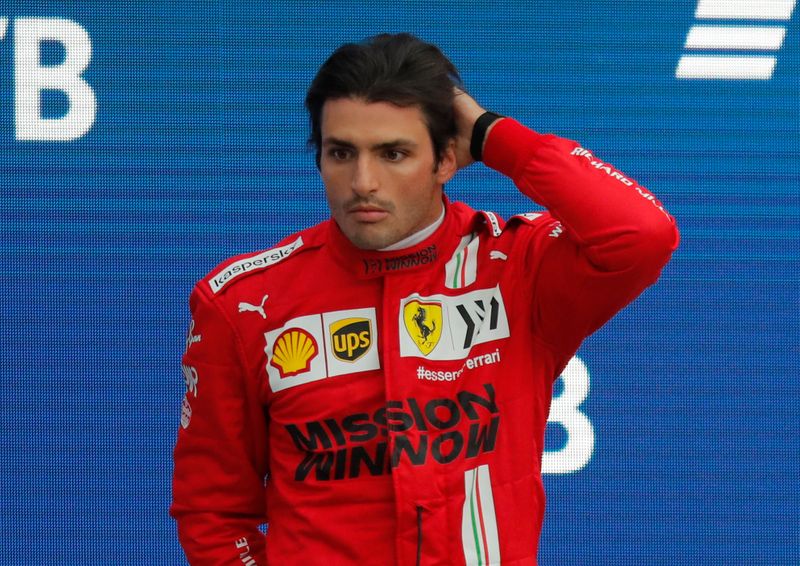 &copy; Reuters. FOTO DE ARCHIVO: Carlos Sainz, de Ferrari, en el podio después de terminar tercero en la carrera en el Gran Premio de Rusia, 26 de septiembre de 2021. REUTERS/Anton Vaganov