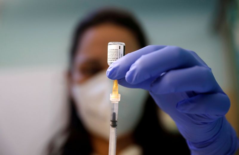 &copy; Reuters. FILE PHOTO: A health care worker prepares a dose of the Pfizer-BioNTech coronavirus disease (COVID-19) vaccine at a vaccination centre in Rome, Italy, January 27, 2021. REUTERS/Yara Nardi