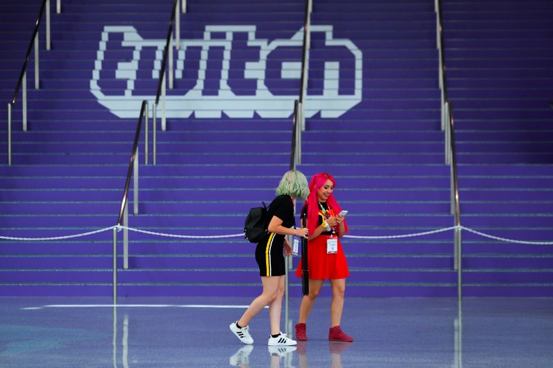 &copy; Reuters. FOTO DE ARCHIVO. Asistentes pasan frente al logo de Twitch pintado en unas escaleras durante la jornada inaugural del E3, la exposición anual de videojuegos que revela lo último en software y hardware para juegos en Los Ángeles, California, Estados Uni