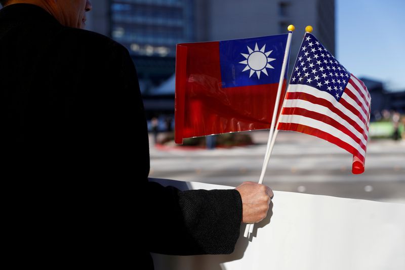 &copy; Reuters. Manifestante segura bandeiras dos Estados Unidos e de Taiwan em Burlingame, no Estado norte-americano da Califórnia
14/01/2017 REUTERS/Stephen Lam