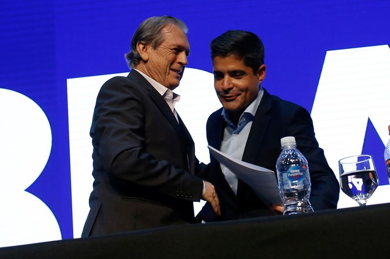 &copy; Reuters. Deputado Luciano Bivar e o ex-prefeito de Salvador ACM Neto participam da convenção nacional do novo partido, o União Brasil, em Brasília
06/10/2021 REUTERS/Adriano Machado