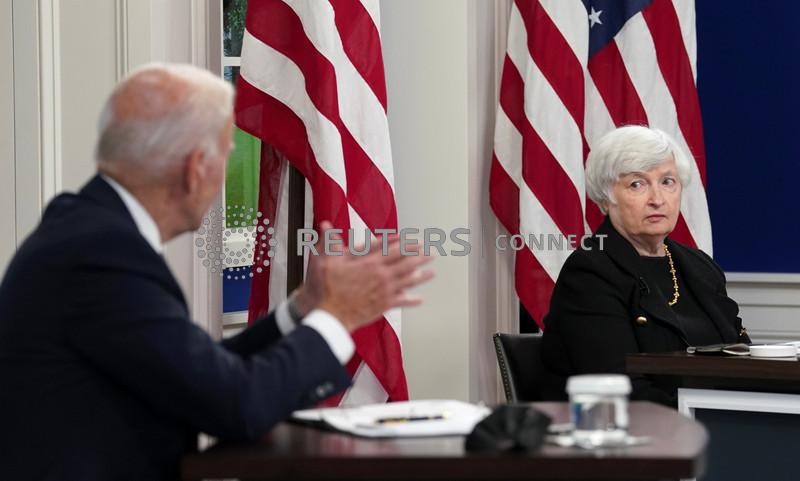 &copy; Reuters. A secretária do Tesouro dos EUA, Janet Yellen, ouve enquanto o presidente dos EUA Joe Biden realiza uma reunião com líderes empresariais e CEOs sobre o limite da dívida, na Casa Branca, Washington, EUA, 6 de outubro de 2021. REUTERS/Kevin Lamarque