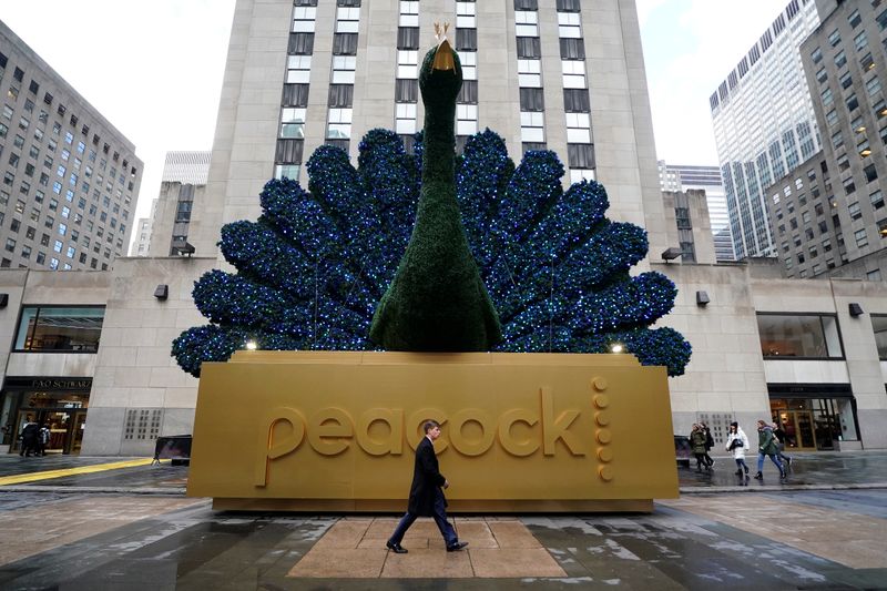 © Reuters. A peacock is pictured outside NBC headquarters at Rockefeller Center in the Manhattan borough of New York City, New York, U.S., January 16, 2020. REUTERS/Carlo Allegri/Files