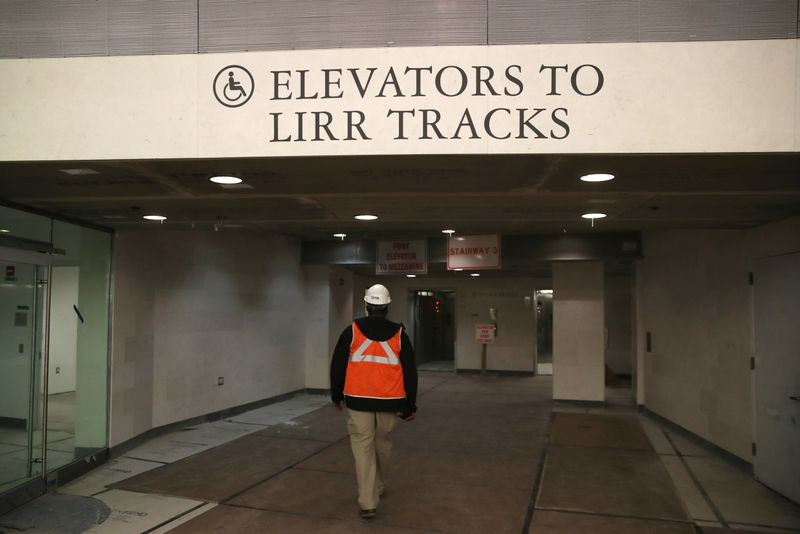 &copy; Reuters. マヨルカス米国土安全保障長官は６日、米国の最も重要な鉄道や空港の運営事業者にサイバーセキュリティーに関する手続き改善を強制する新たな規則を運輸保安庁（ＴＳＡ）が導入すると