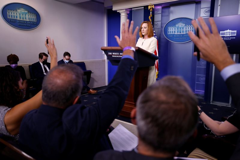 &copy; Reuters. المتحدثة باسم البيت الأبيض جين ساكي تتحدث في واشنطن يوم الرابع من اكتوبر تشرين الأول 2021. تصوير: جوناثان إرنست - رويترز. 