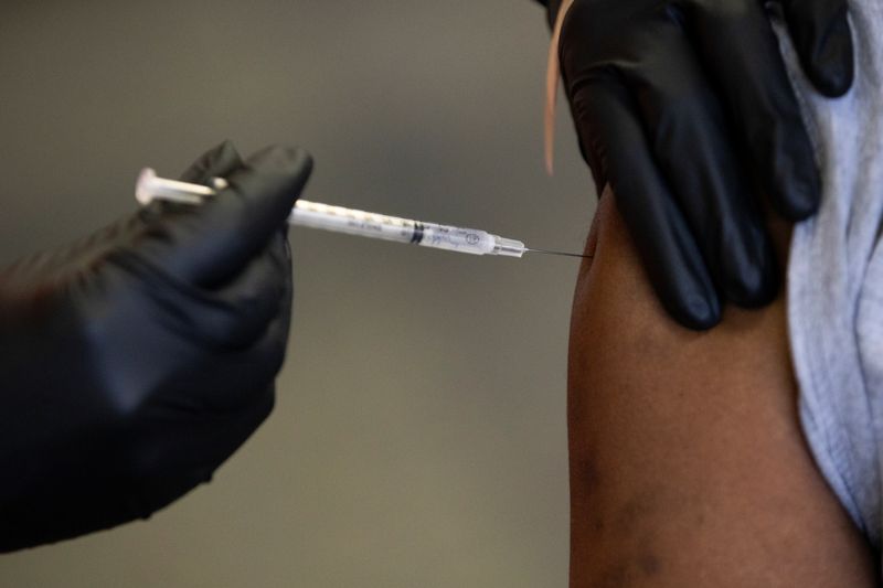 &copy; Reuters. A patient receives their coronavirus disease (COVID-19) vaccine booster during a Pfizer-BioNTech vaccination clinic in Southfield, Michigan, U.S., September 29, 2021.  REUTERS/Emily Elconin