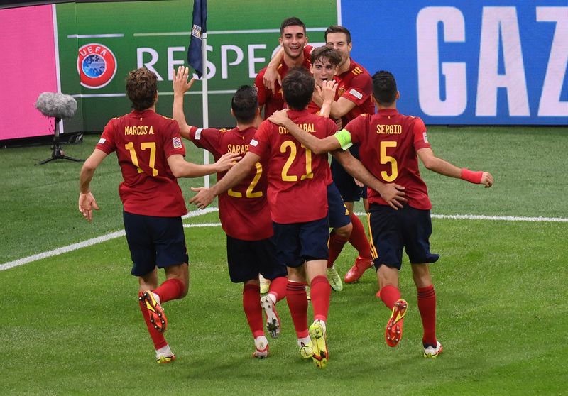 &copy; Reuters. لاعبون من منتخب إسبانيا يحتفلون باحراز هدف في شباك إيطاليا بدوري الأمم الأوروبية لكرة القدم في ميلانو يوم الاربعاء. صورة من ممثل لوكالات ال