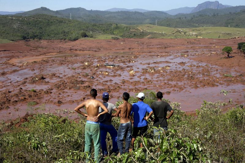&copy; Reuters. Resquícios do rompimento de uma barragem de rejeitos da Samarco em Mariana (MG) 
06/11/2015
REUTERS/Ricardo Moraes