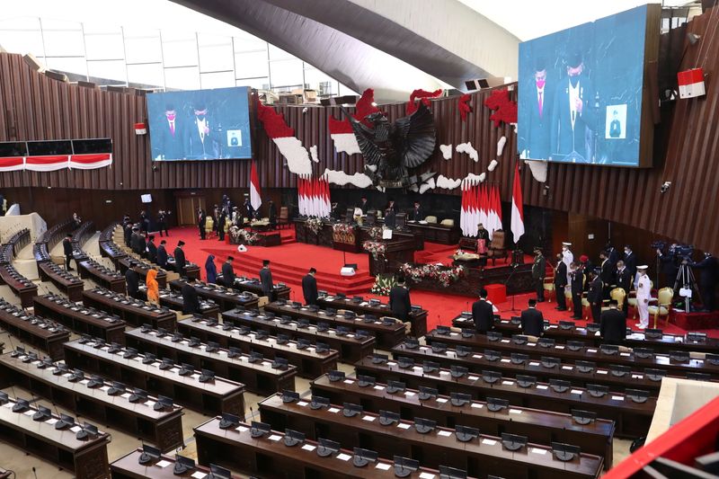 &copy; Reuters. FILE PHOTO: Seats at the main assembly room at the parliament building are left largely empty as attendance is limited to curb the spread of the coronavirus outbreak (COVID-19) during the delivery of the annual State of the Nation Address by Indonesian Pr