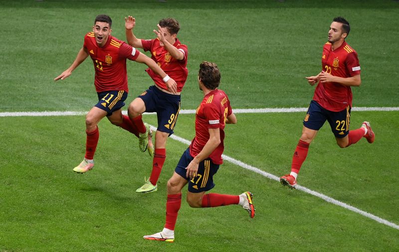 &copy; Reuters. 　サッカーの欧州ネーションズリーグは６日、準決勝の１試合を行い、スペインが２─１でイタリアに勝利した。写真左は２得点のフェラン・トーレス。代表撮影（２０２１年　ロイター）