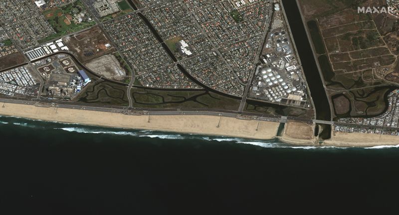 &copy; Reuters. An overview of Huntington Beach and Talbert Marsh following a major oil spill off California's coast, U.S. October 5, 2021. Satellite Image Copyright 2021 Maxar Technologies/Handout via REUTERS  