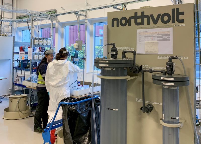 © Reuters. Employees work at the Northvolt facility in Vasteras, Sweden, September 29, 2021.  REUTERS/Helena Soderpalm.