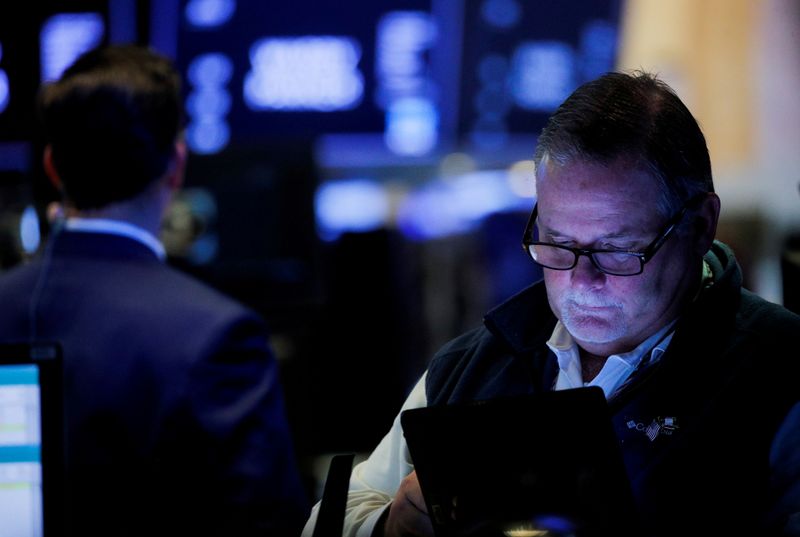 &copy; Reuters. Traders work on the floor of the New York Stock Exchange (NYSE) in New York City, U.S., September 29, 2021. REUTERS/Brendan McDermid