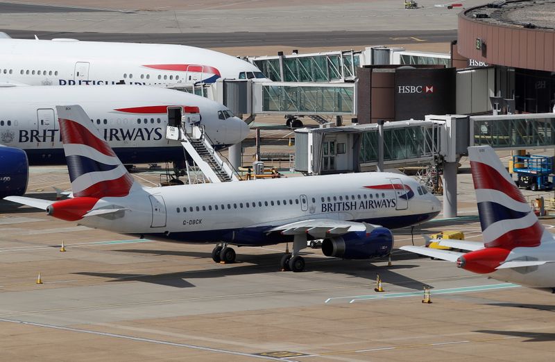 &copy; Reuters. Aviones de British Airways están aparcados en la terminal sur del aeropuerto de Gatwick, en Crawley