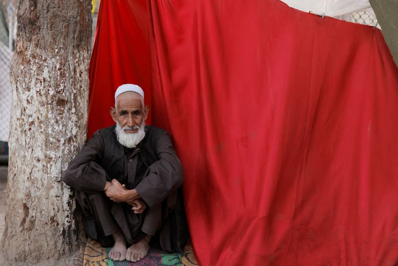 &copy; Reuters. مسن أفغاني يجلس على الأرض في كابول بعدما فقد المأوى بسبب العنف في 4 أكتوبر تشرين الأول 2021. رويترز