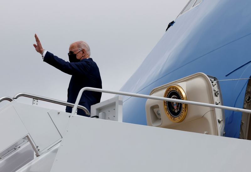 &copy; Reuters. U.S. President Joe Biden waves as he boards Air Force One for travel to Michigan from Joint Base Andrews, Maryland, U.S. October 5, 2021. REUTERS/Jonathan Ernst
