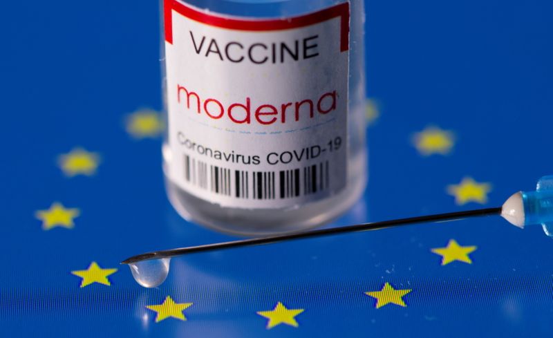 &copy; Reuters. FOTO DE ARCHIVO: Un frasco con la etiqueta "Moderna vacuna contra la enfermedad del coronavirus (COVID-19)" sobre una bandera de la UE en esta foto de ilustración tomada el 24 de marzo de 2021. REUTERS/Dado Ruvic