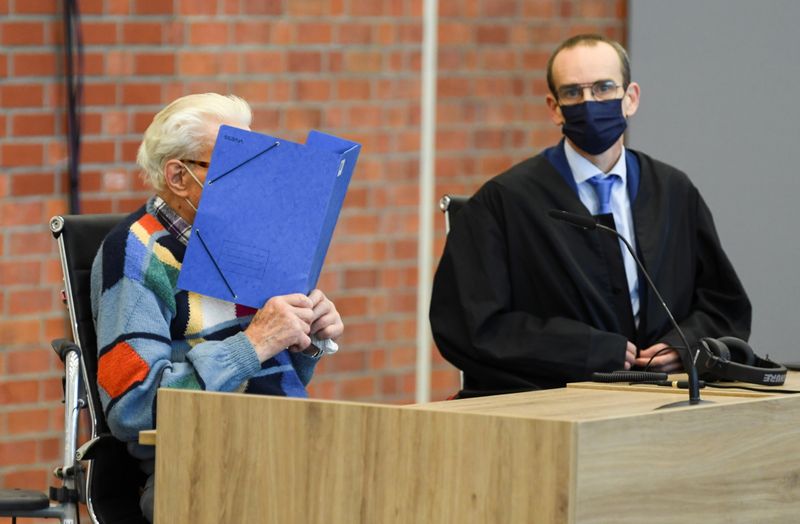 &copy; Reuters. Un exguardia de seguridad del campo de concentración de Sachsenhausen, de 100 años de edad, comparece en la sala antes de su juicio en el tribunal de Landgericht Neuruppin en Brandenburgo, Alemania, 7 de octubre de 2021. REUTERS/Annegret Hilse