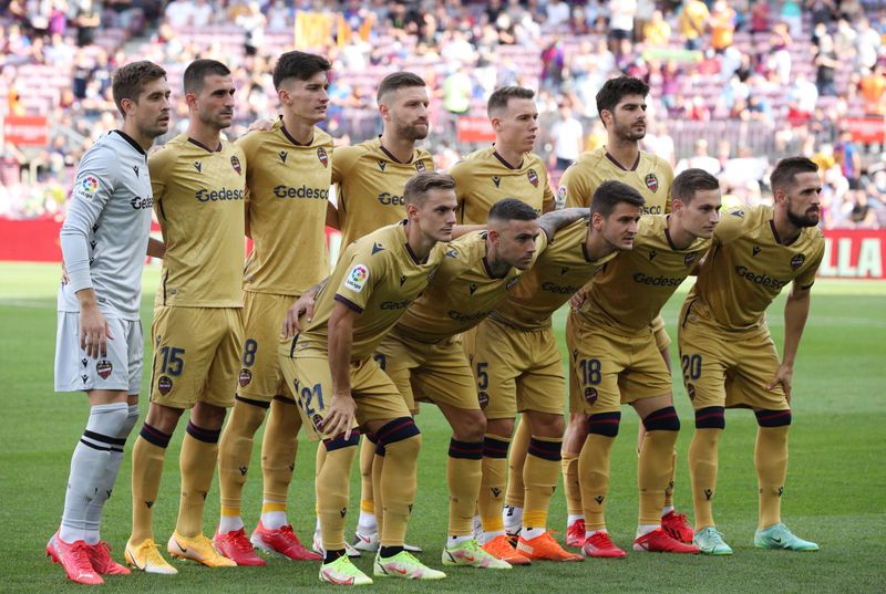© Reuters. فريق ليفانتي قبل مباراة في دوري الدرجة الأولى الإسباني لكرة القدم يوم 26 سبتمبر أيلول 2021. رويترز
