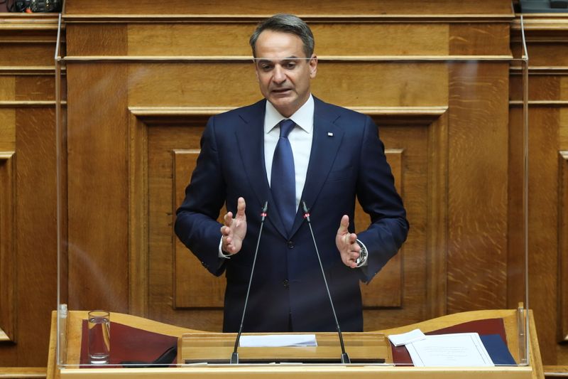 &copy; Reuters. كيرياكوس ميتسوتاكيس رئيس وزراء اليونان يتحدث أمام البرلمان يوم الخميس في أثينا. رويترز
