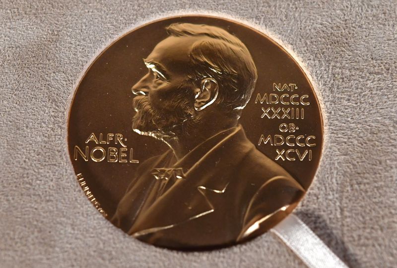 &copy; Reuters. Imagen de archivo de la medalla del Premio Nobel de Medicina concedida al científico Charles M. Rice en Nueva York, EEUU. 8 diciembre 2020. Angela Weiss/Pool vía Reuters