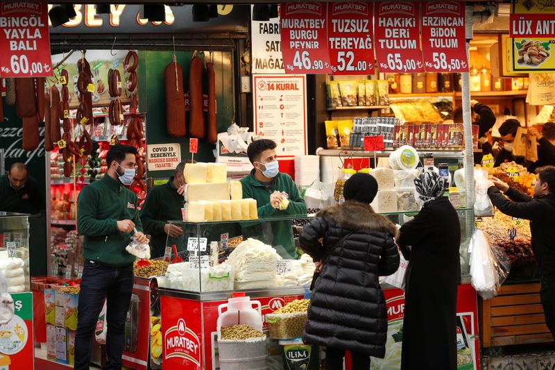 &copy; Reuters. Consumidores fazem compras em mercado de Istanbul, Turquia
12/01/2021
REUTERS/Murad Sezer