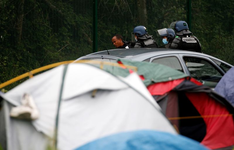 &copy; Reuters. L'organisation Human Rights Watch (HRW) dénonce dans un nouveau rapport publié jeudi les "traitements dégradants" infligés par l'Etat français aux migrants qui se rassemblent dans la région de Calais dans l'espoir de se rendre au Royaume-Uni. /Photo