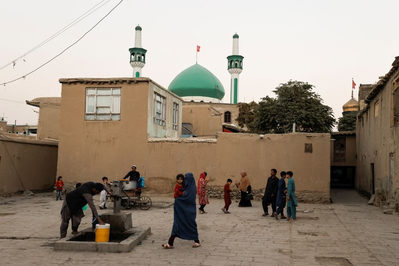 &copy; Reuters. Personas caminan en una plaza de un viejo vecindario de Kabul, Afganistán, 5 de octubre de  2021. REUTERS/Jorge Silva