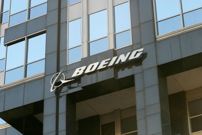 &copy; Reuters. FILE PHOTO: The Boeing logo is seen on the world headquarters office building in Chicago April 26, 2006  