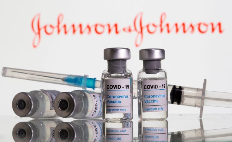&copy; Reuters. FOTO DE ARCHIVO: Varios viales con la etiqueta "COVID-19 / Vacuna coronavirus" en inglés y una jeringa médica frente al logotipo de Johnson & Johnson en esta imagen de ilustración tomada el 9 de febrero de 2021. REUTERS/Dado Ruvic