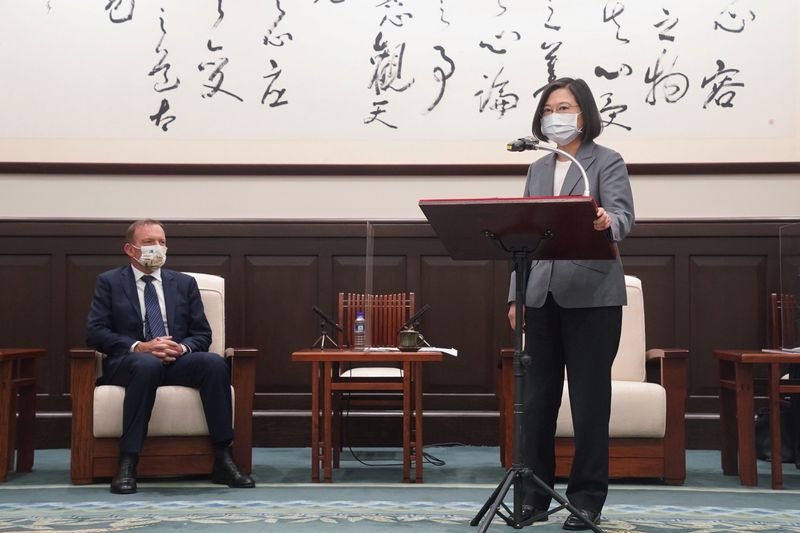 © Reuters. Presidente de Taiwan, Tsai Ing-wen, discursa no gabinete presidencial em Taipé
07/10/2021 Central News Agency/Pool via REUTERS