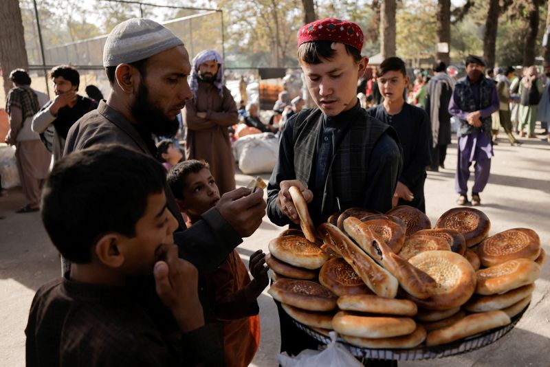 &copy; Reuters. FILE PHOTO: A boy sells bread at a makeshift shelter for displaced Afghan families, who are fleeing the violence in their provinces, at Shahr-e Naw park, in Kabul, Afghanistan October 4, 2021. REUTERS/Jorge Silva